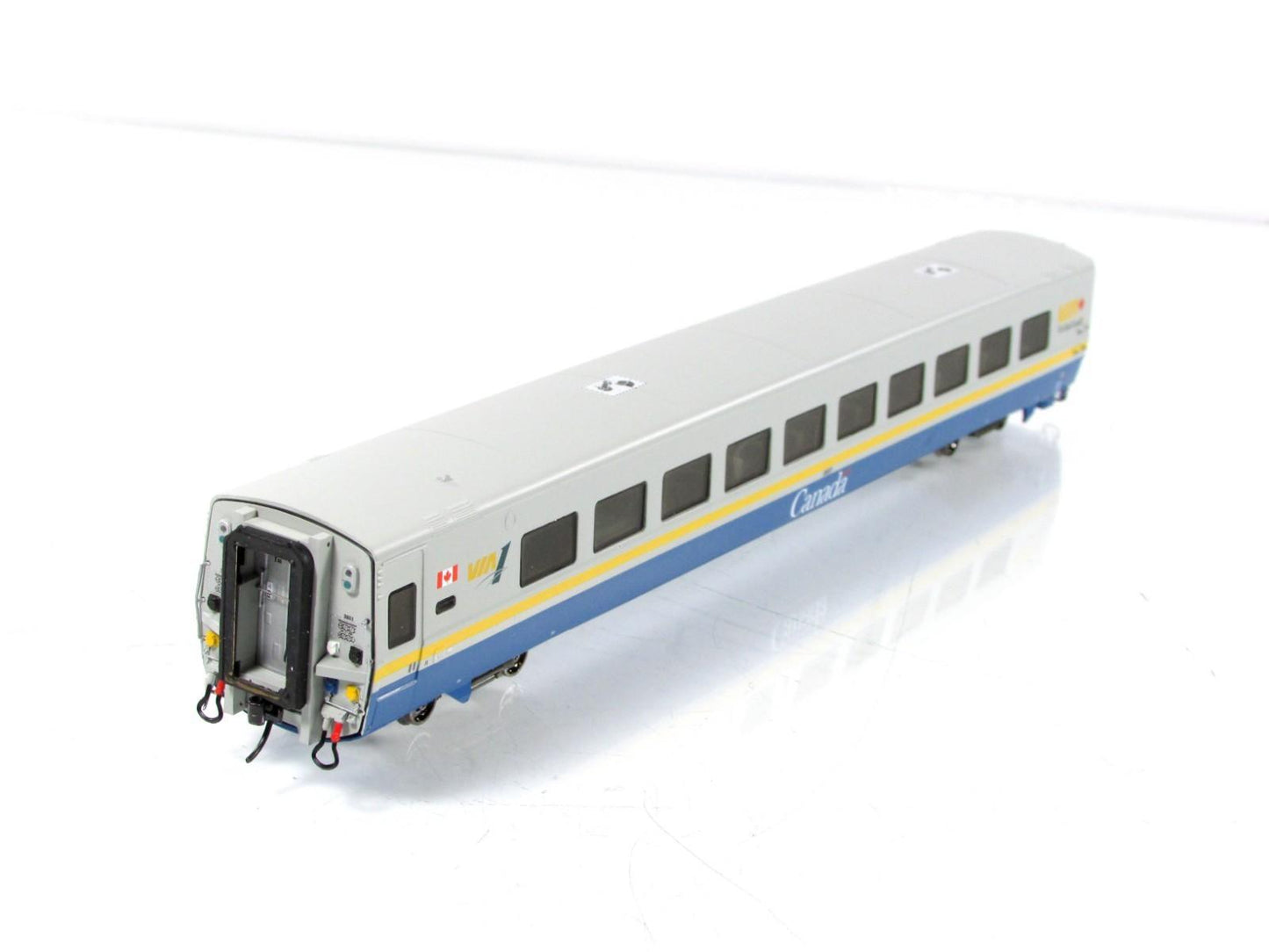 HO Scale ***VIA RAIL CANADA*** Lightweight Coach #3372 - Rapido 108027, Lighted