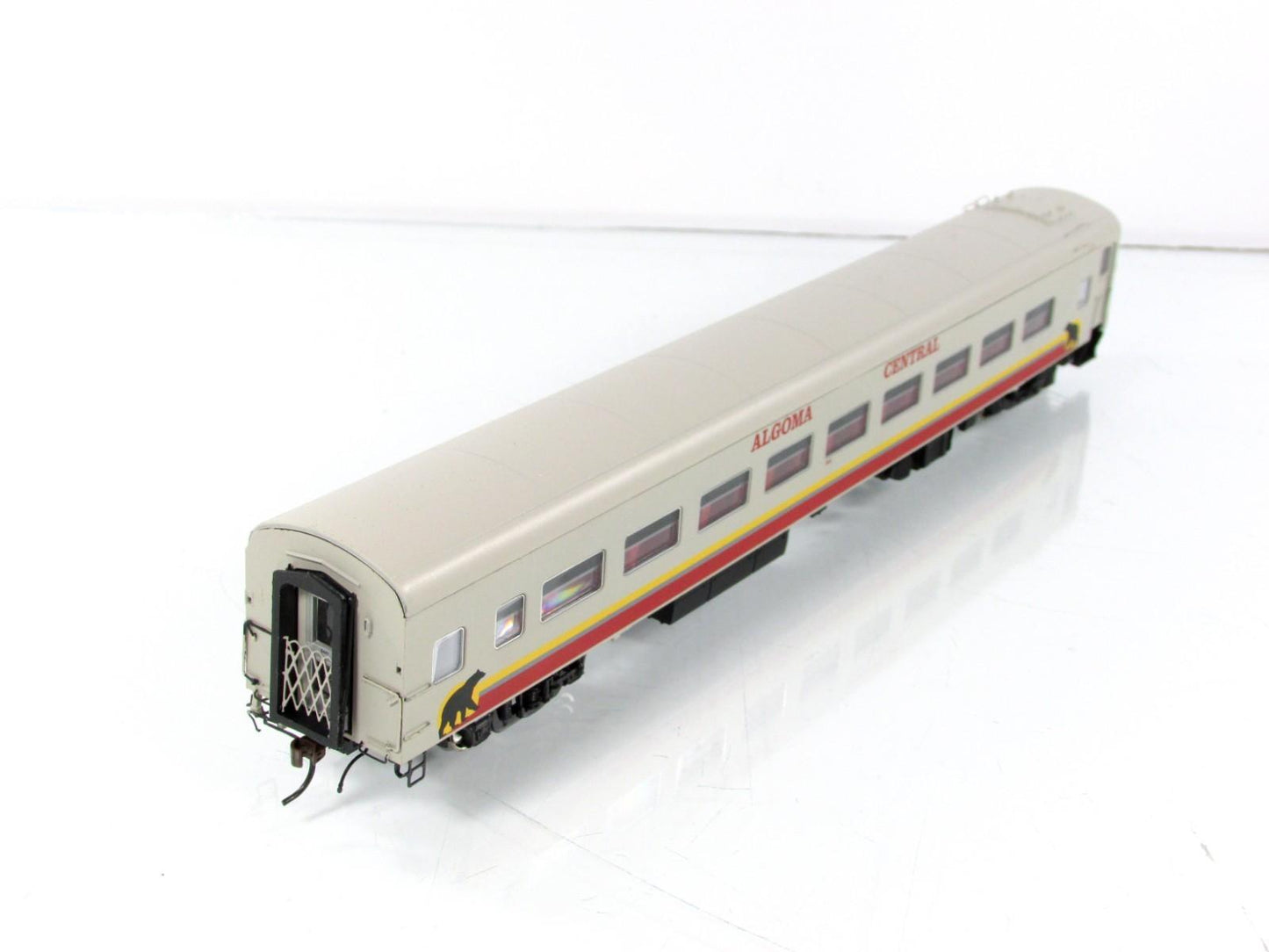 HO Scale ***ALGOMA CENTRAL*** Lightweight Coach #5474 - Rapido 100187, Lighted