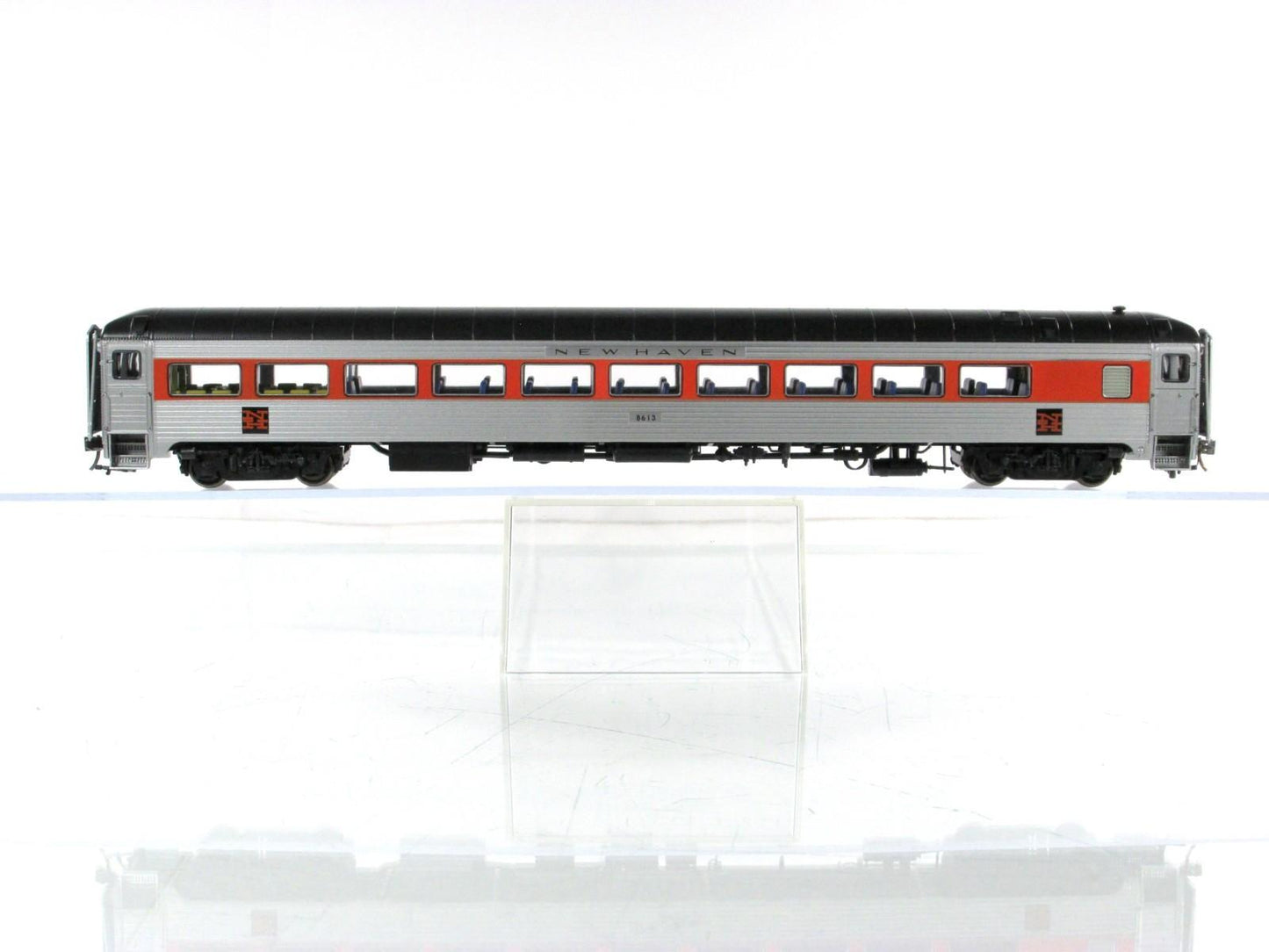 HO Scale ***NEW HAVEN*** Paassenger Coach #8613 -- Rapido 17024, Lighted **RARE*