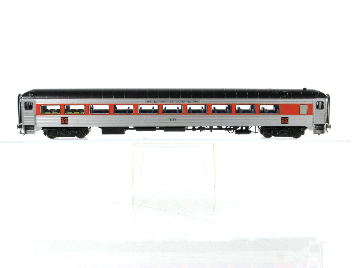 HO Scale ***NEW HAVEN*** Passenger Coach #8650 ----- Rapido 17030, Lighted *RARE