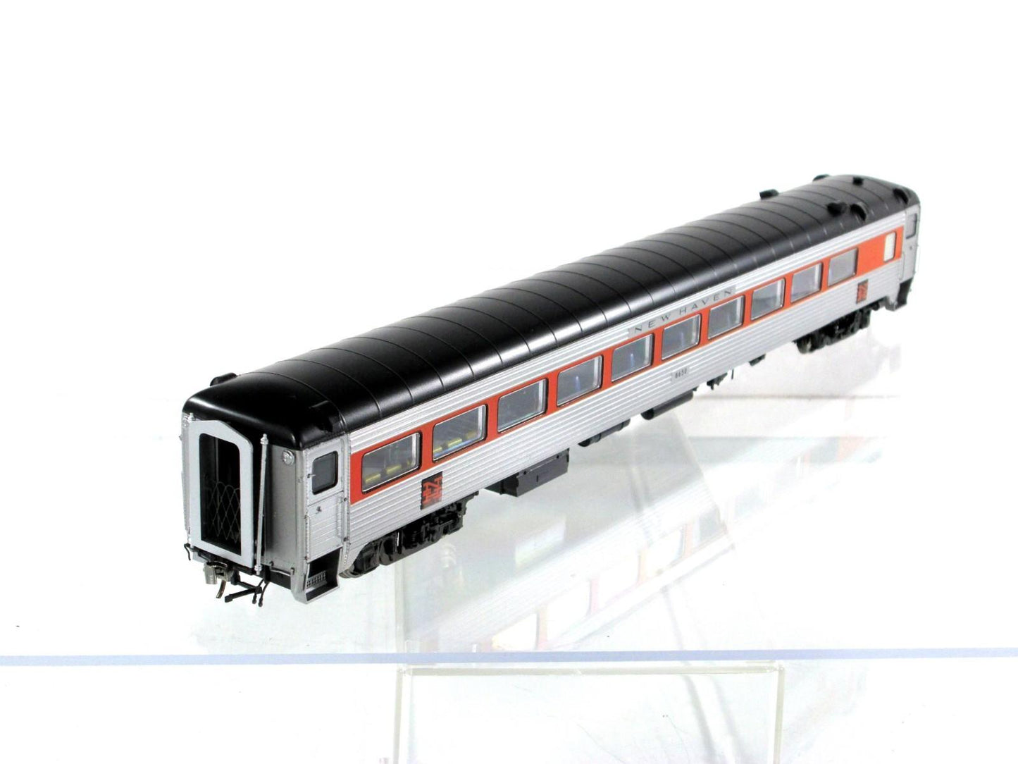 HO Scale ***NEW HAVEN*** Passenger Coach #8650 ----- Rapido 17030, Lighted *RARE