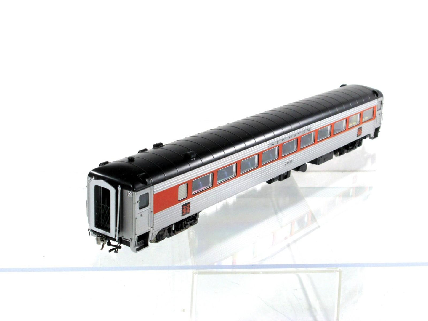 HO Scale ***NEW HAVEN*** Passenger Coach #8650 ----- Rapido 17030, Lighted *RARE