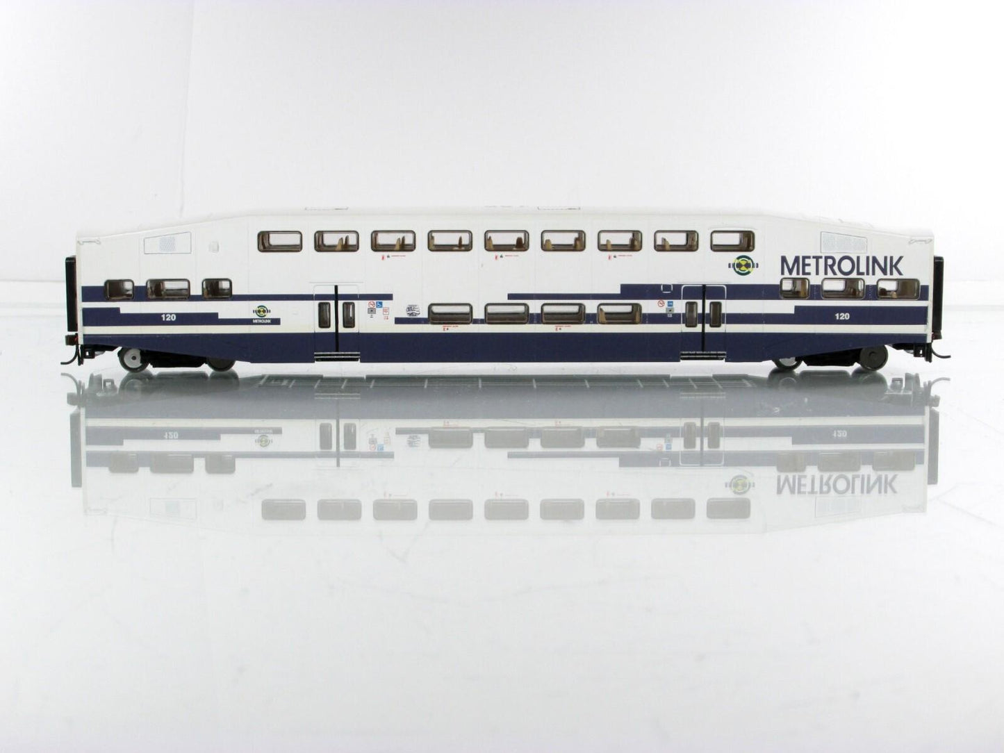 HO Scale **METROLINK** Bombardier Passenger Commuter Coach #120 --  Athearn 2567