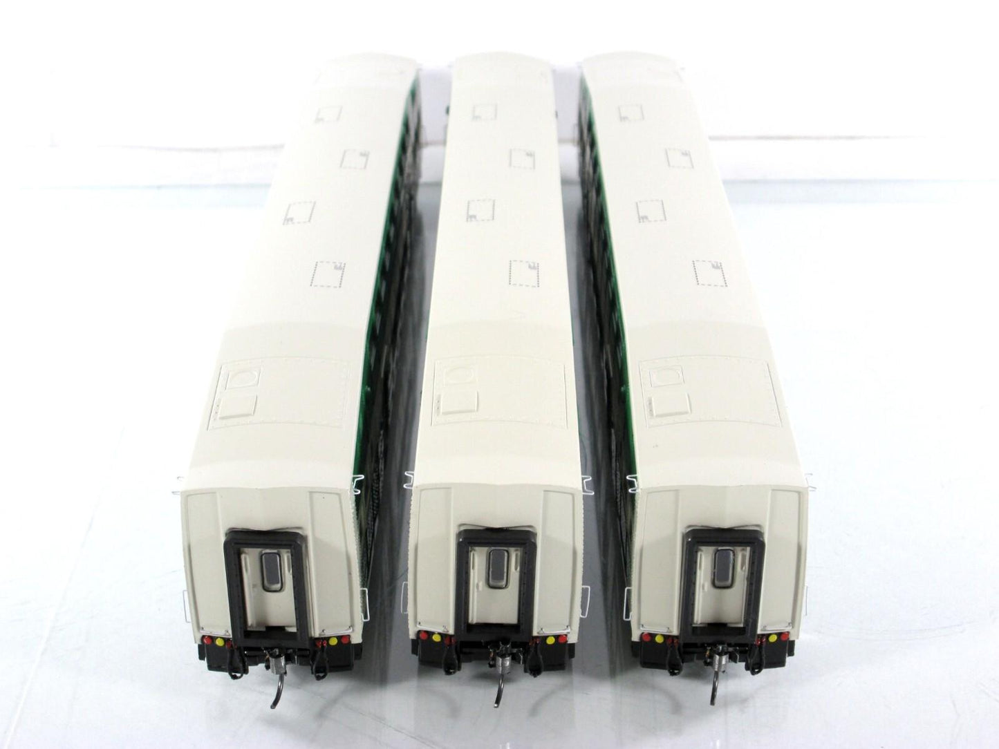 HO Scale **GO TRANSIT** Bombardier Passenger Set #2029,2047,2072 - Athearn 25935