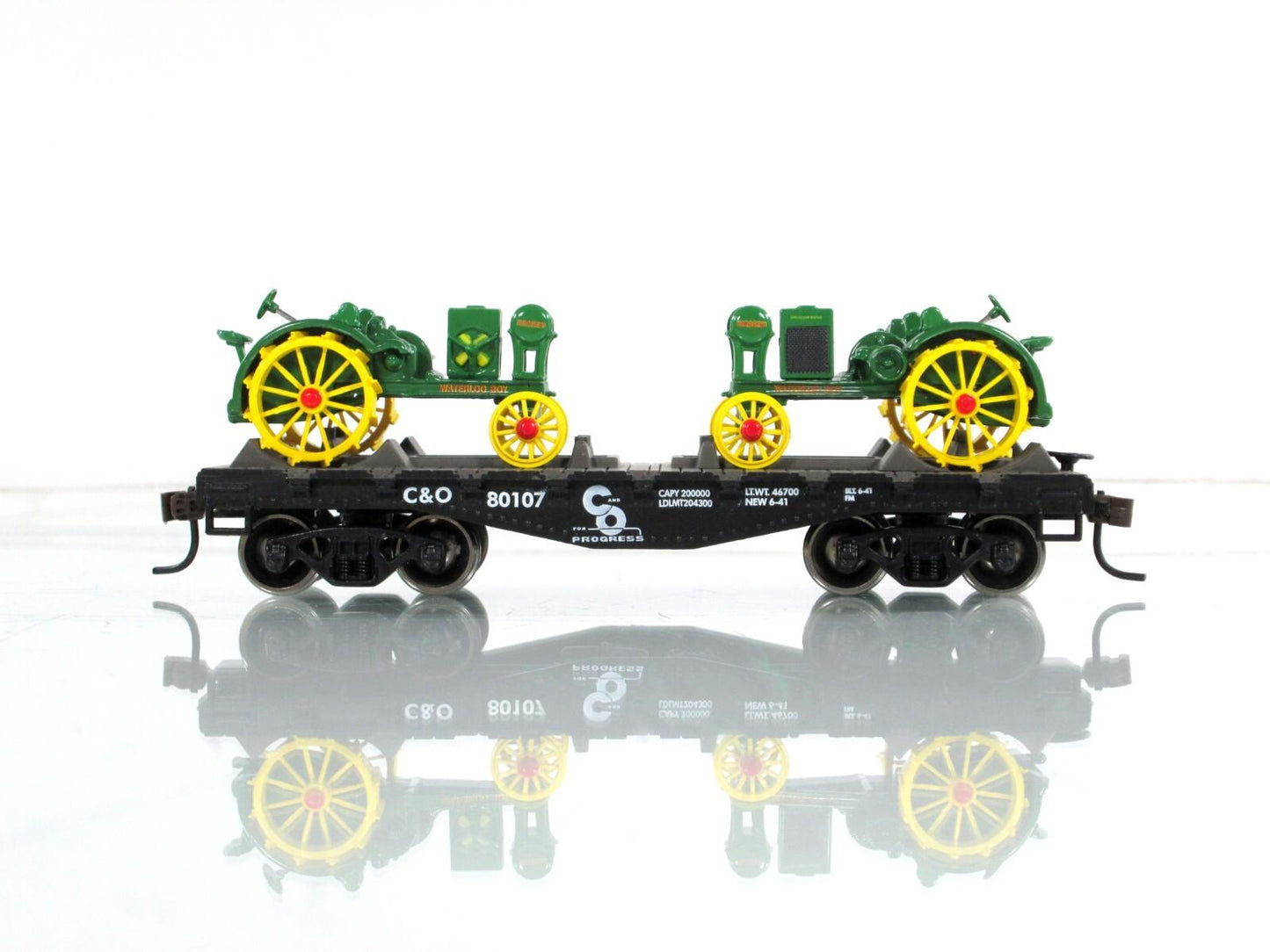 HO Scale ***C&O*** 30' Flat #80107, JOHN DEERE Waterloo Tractors - Athearn 81292
