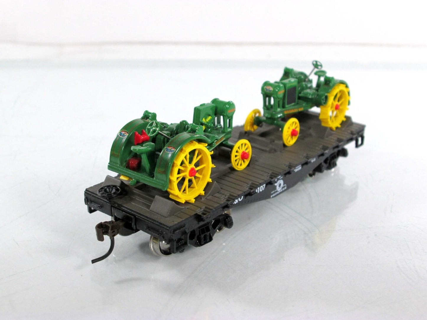 HO Scale ***C&O*** 30' Flat #80107, JOHN DEERE Waterloo Tractors - Athearn 81292