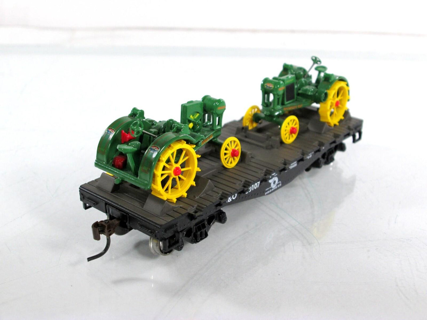 HO Scale ***C&O*** 30' Flat #80107, JOHN DEERE Waterloo Tractors - Athearn 81292
