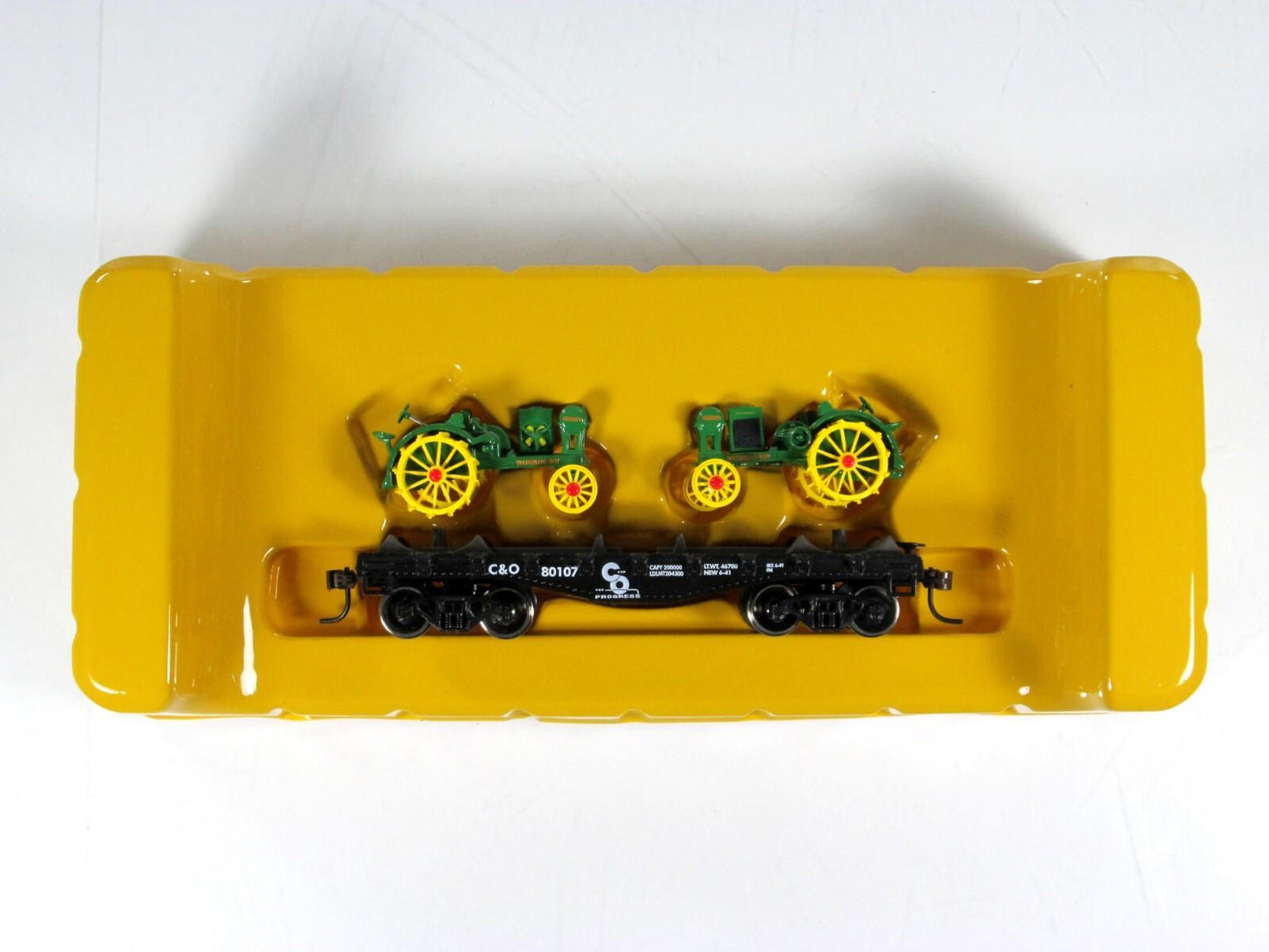 HO Scale ***C&O*** 30' Flat #80107, JOHN DEERE Waterloo Tractors - Athearn 81292