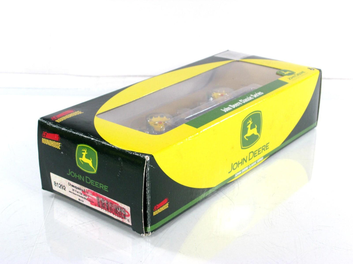 HO Scale ***C&O*** 30' Flat #80107, JOHN DEERE Waterloo Tractors - Athearn 81292