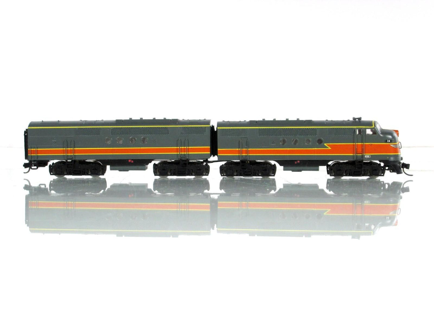 N Scale ***MILWAUKEE ROAD*** FT A/B Set #38 ---- Intermountain 69017-02 with DCC