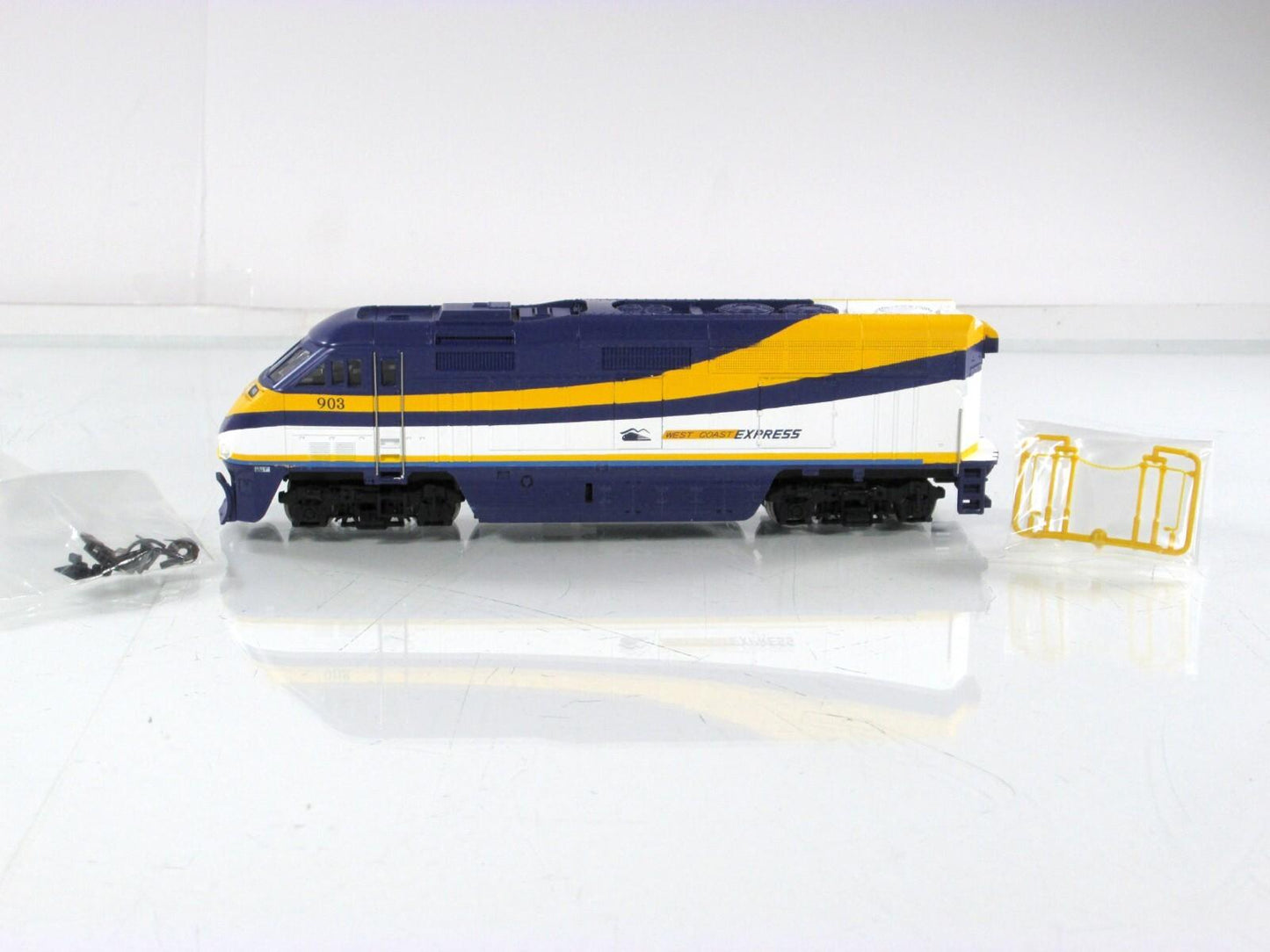 HO Scale ***WEST COAST EXPRESS*** F59PHI Locomotive, WCE 903 ------ Athearn 2614