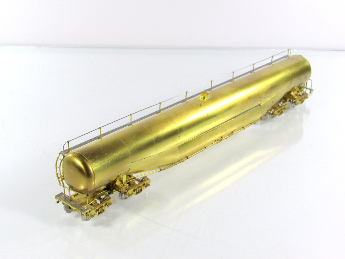 HO Scale BRASS ***UTLX  91'-7"  JUMBO TANK CAR*** #83699 -- Overland 1352 / Ajin