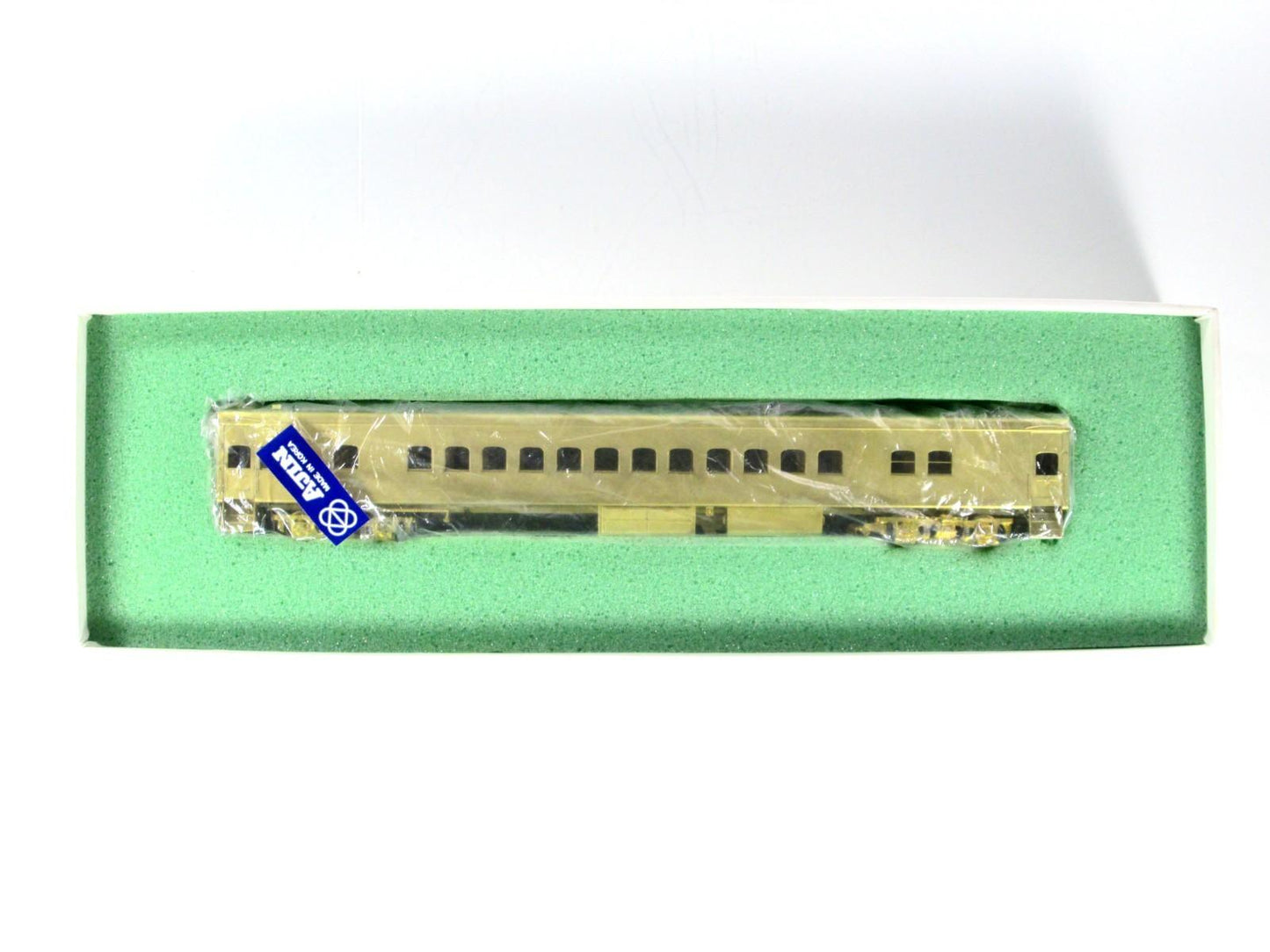 HO Scale BRASS ***MILWAUKEE ROAD HIAWATHA*** Coach #4401-4440 - Overland Models