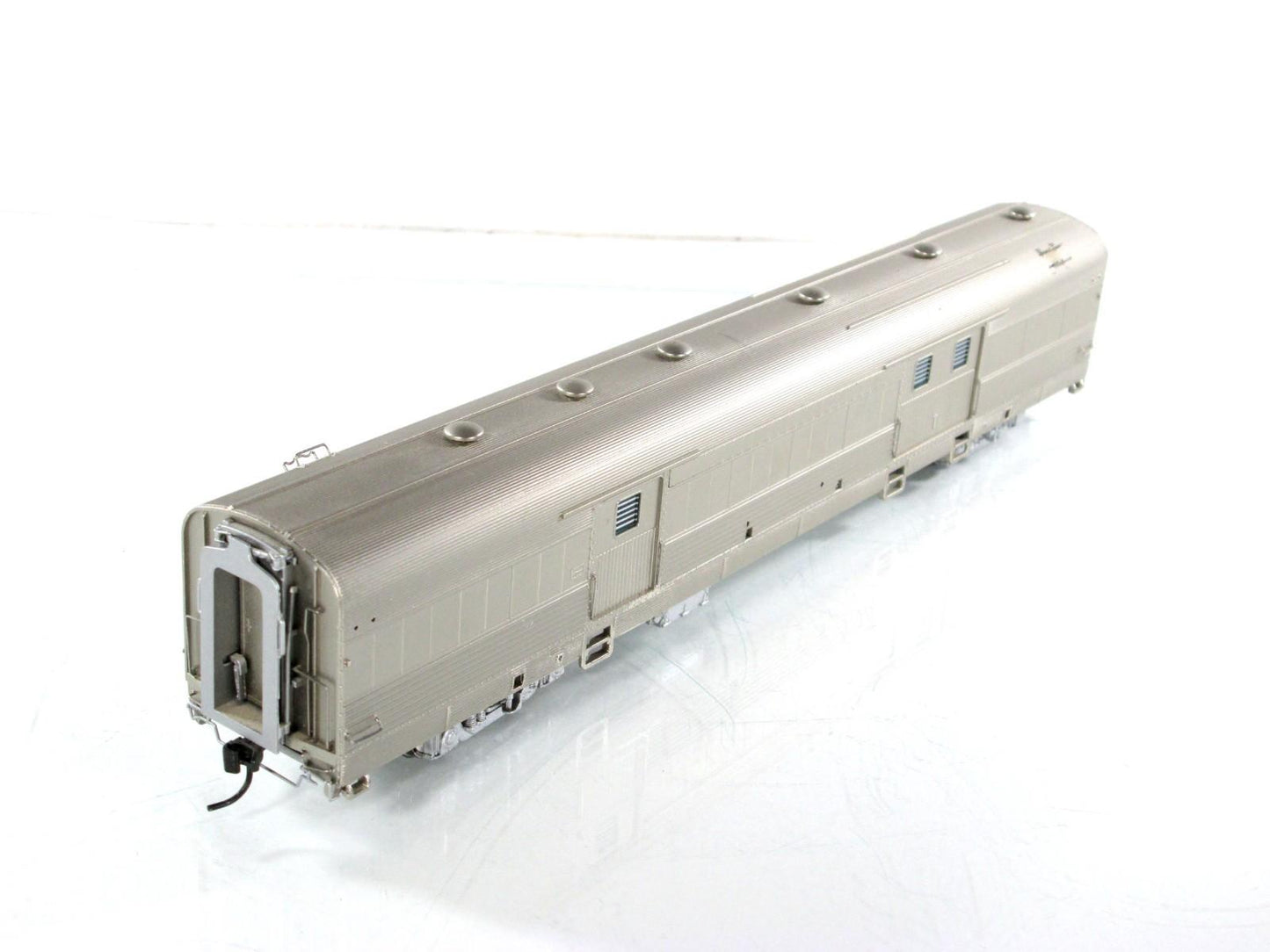 HO Scale ***UNDECORATED / UNLETTERED*** Baggage Passenger Car --- Broadway 1021