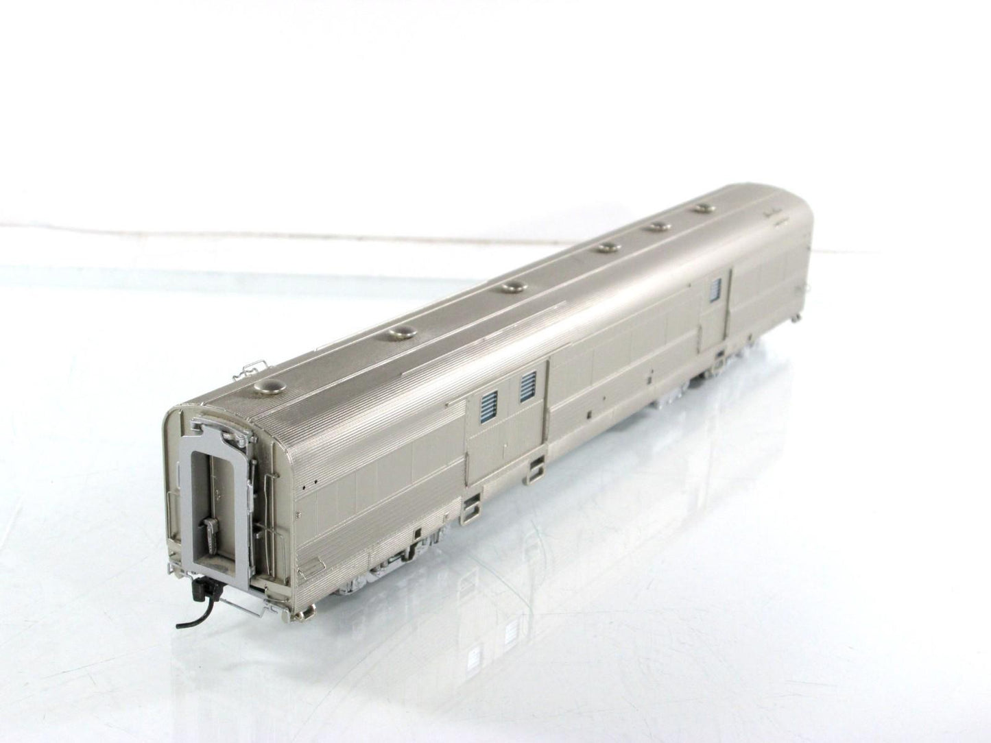 HO Scale ***UNDECORATED / UNLETTERED*** Baggage Passenger Car --- Broadway 1021