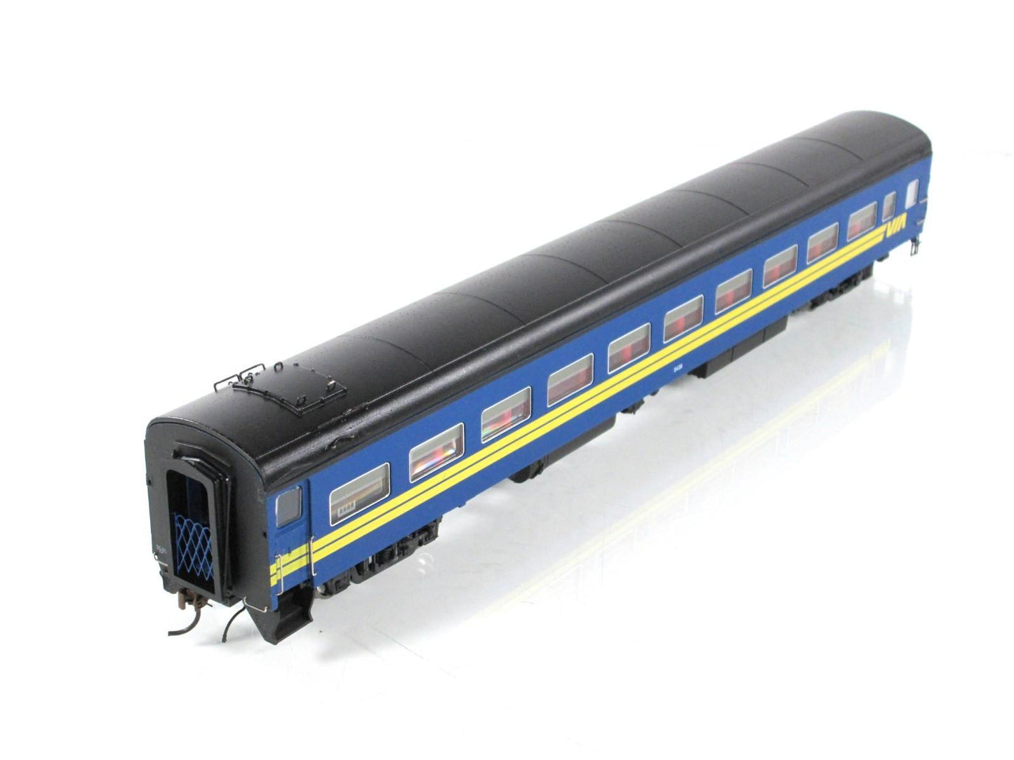 HO Scale ***VIA RAIL CANADA*** Passenger Coach #5439 ---- Rapido 100001, Lighted