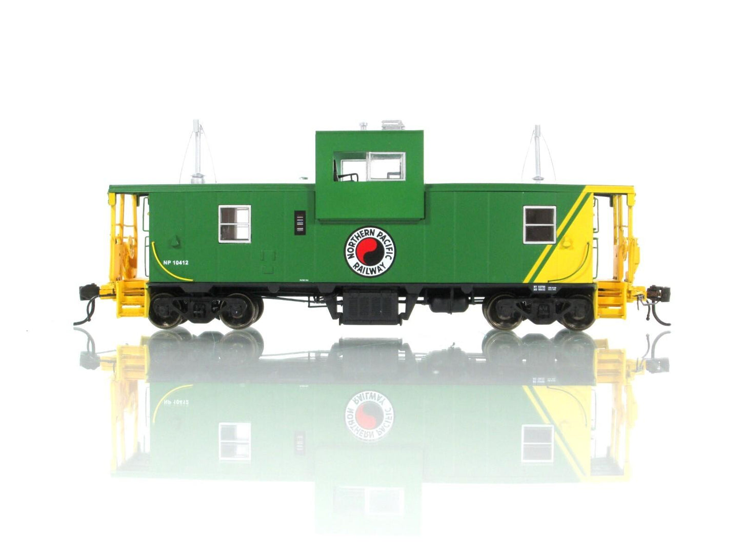 HO Scale **NORTHERN PACIFIC** Wide-Vision Caboose #10412 - Rapido 110050 *Lights