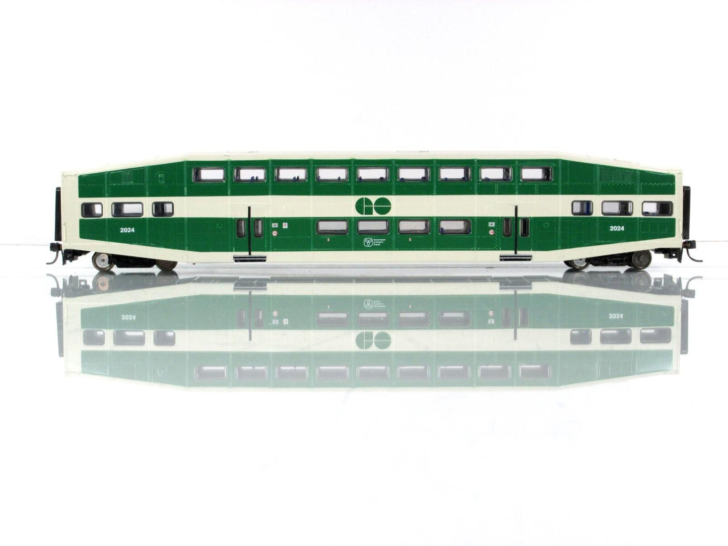 HO Scale ***GO TRANSIT*** Bombardier Passenger Coach Car #2024 --- Athearn 25711