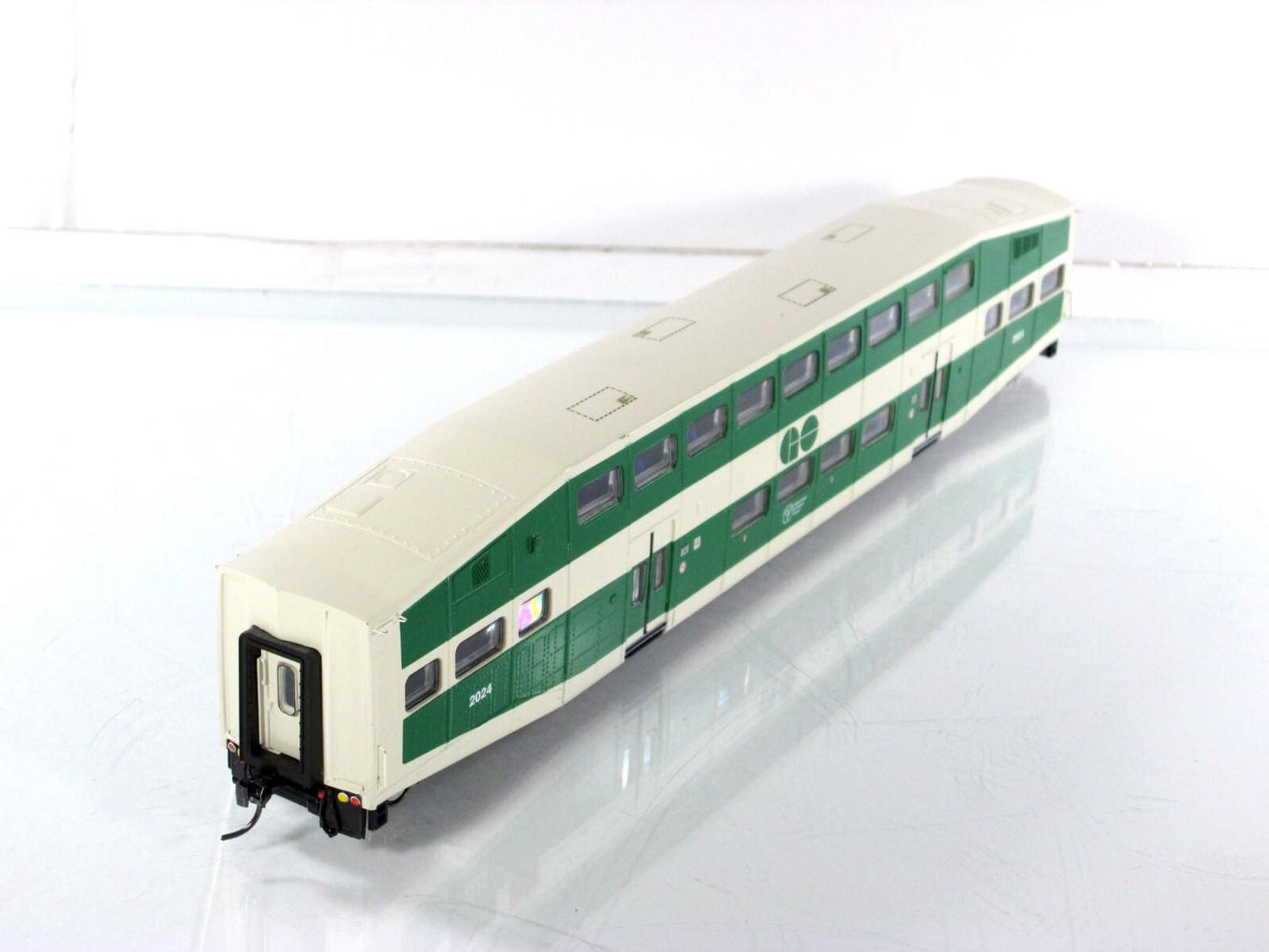 HO Scale ***GO TRANSIT*** Bombardier Passenger Coach Car #2024 --- Athearn 25711