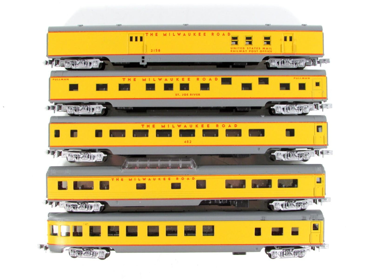 N Scale ***MILWAUKEE ROAD*** Lightweight Passenger 5-Car Set ---- Con-Cor 004017