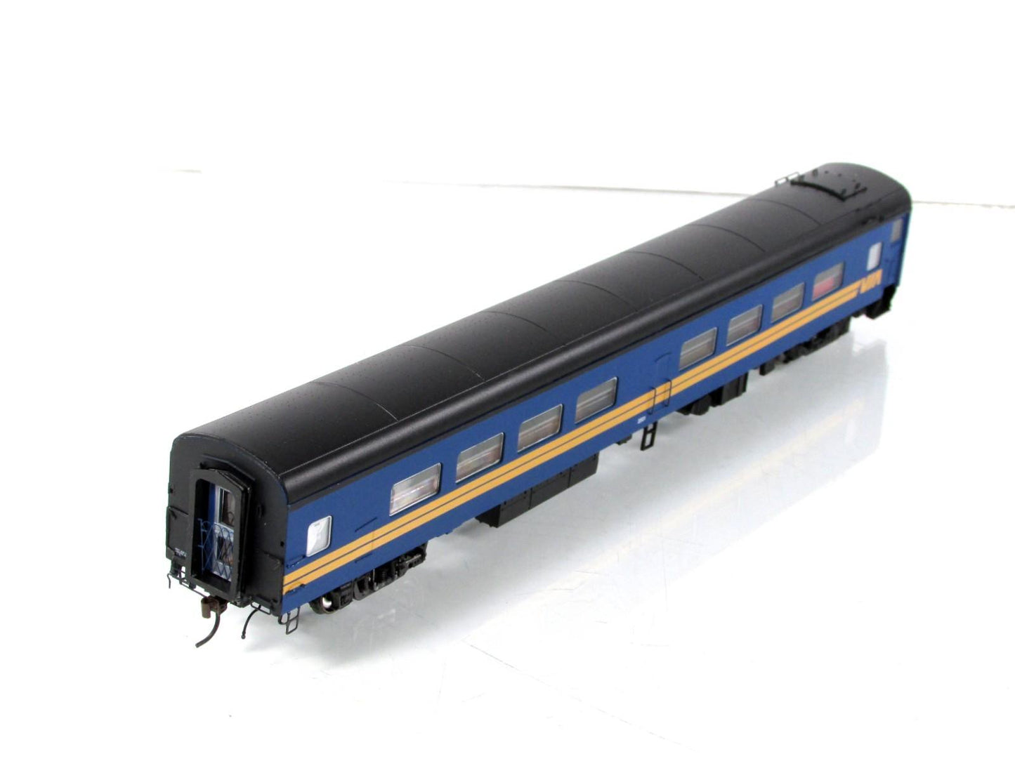 HO Scale ***VIA RAIL CANADA*** Cafe-Bar-Lounge #2501 ---- Rapido 103001, Lighted