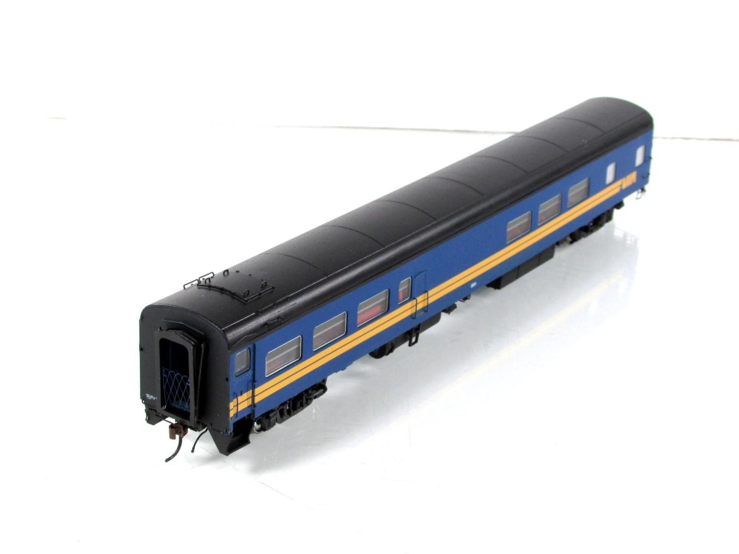 HO Scale ***VIA RAIL CANADA*** Cafe-Bar-Lounge #2501 ---- Rapido 103001, Lighted