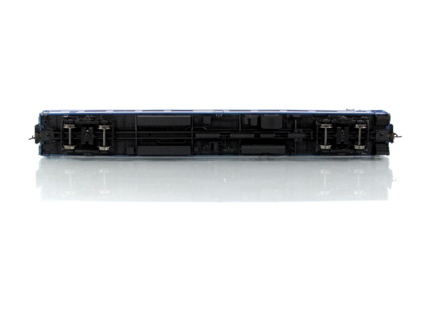 HO Scale ***VIA RAIL CANADA*** Cafe-Bar-Lounge #2501 ---- Rapido 103001, Lighted