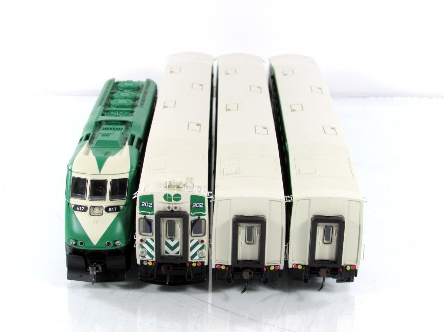 HO Scale **GO TRANSIT** F59PHI #617, Cars #202,2015,2020 -Athearn 25991, DCC Rdy