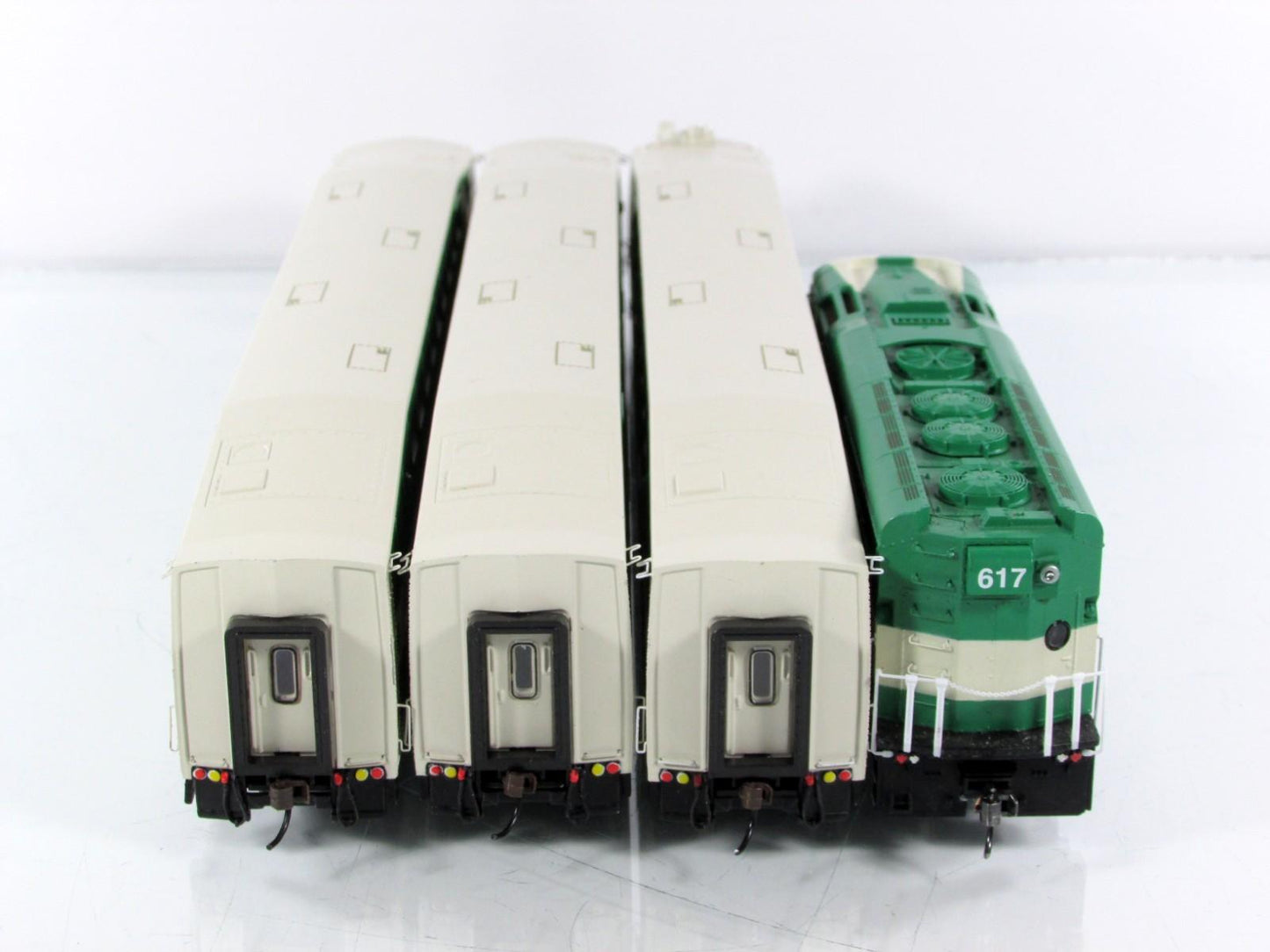 HO Scale **GO TRANSIT** F59PHI #617, Cars #202,2015,2020 -Athearn 25991, DCC Rdy