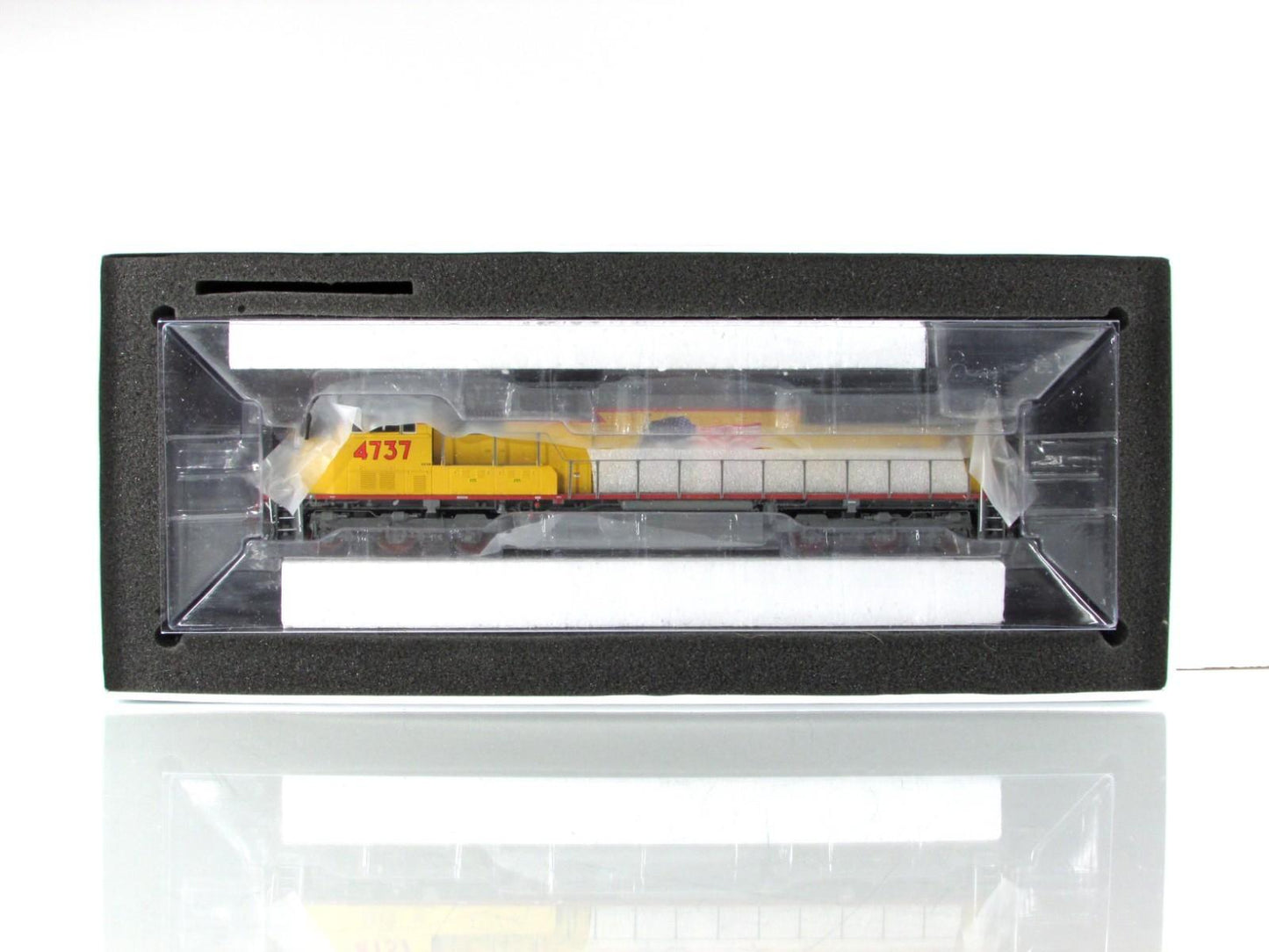 HO Scale ***UNION PACIFIC*** SD70M Locomotive #4737 -- Athearn G69189, DCC Ready