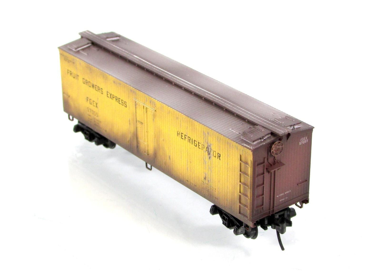 N Scale ***FRUIT GROWERS EXPRESS*** 40' Reefer 8-Pack ---- Micro Trains 99305824