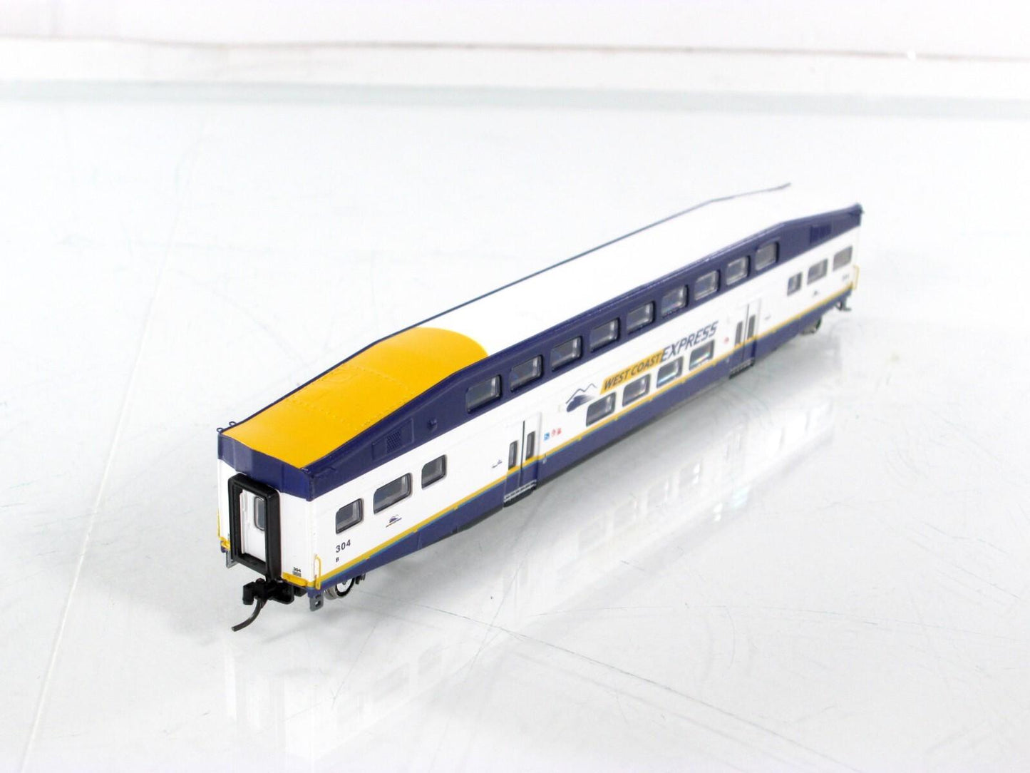 N Scale ***WEST COAST EXPRESS*** Bombardier Coach Car #304 ------- Athearn 10164
