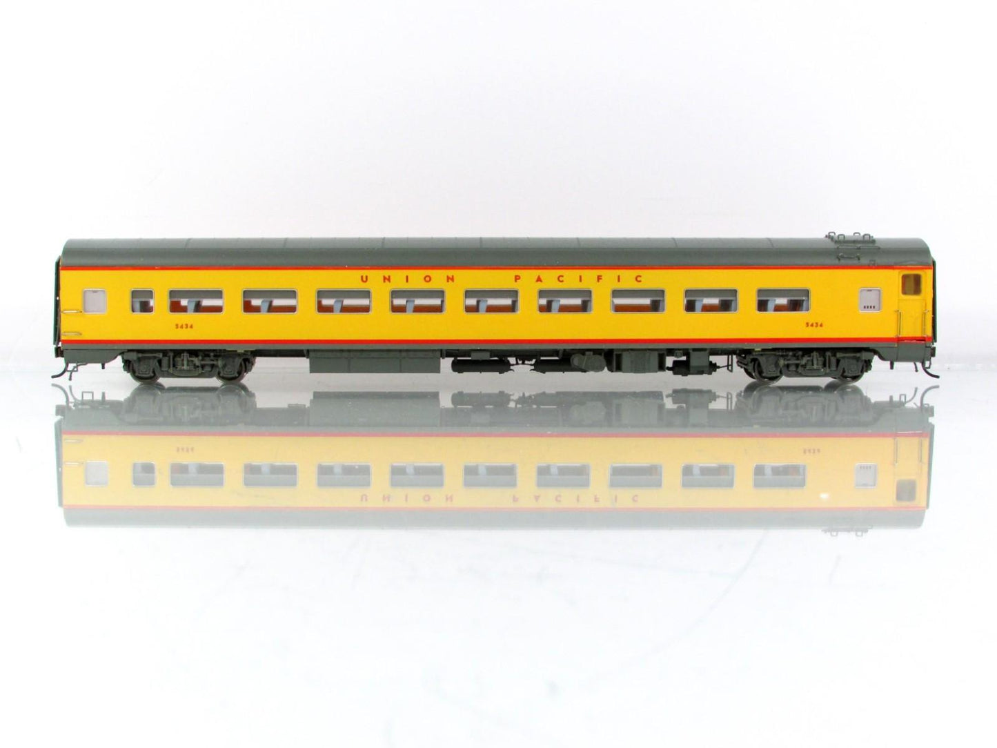 HO Scale ***UNION PACIFIC*** Lightweight Coach #5434 ---- Rapido 100064, Lighted