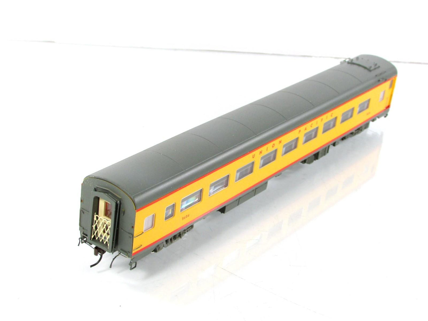 HO Scale ***UNION PACIFIC*** Lightweight Coach #5434 ---- Rapido 100064, Lighted