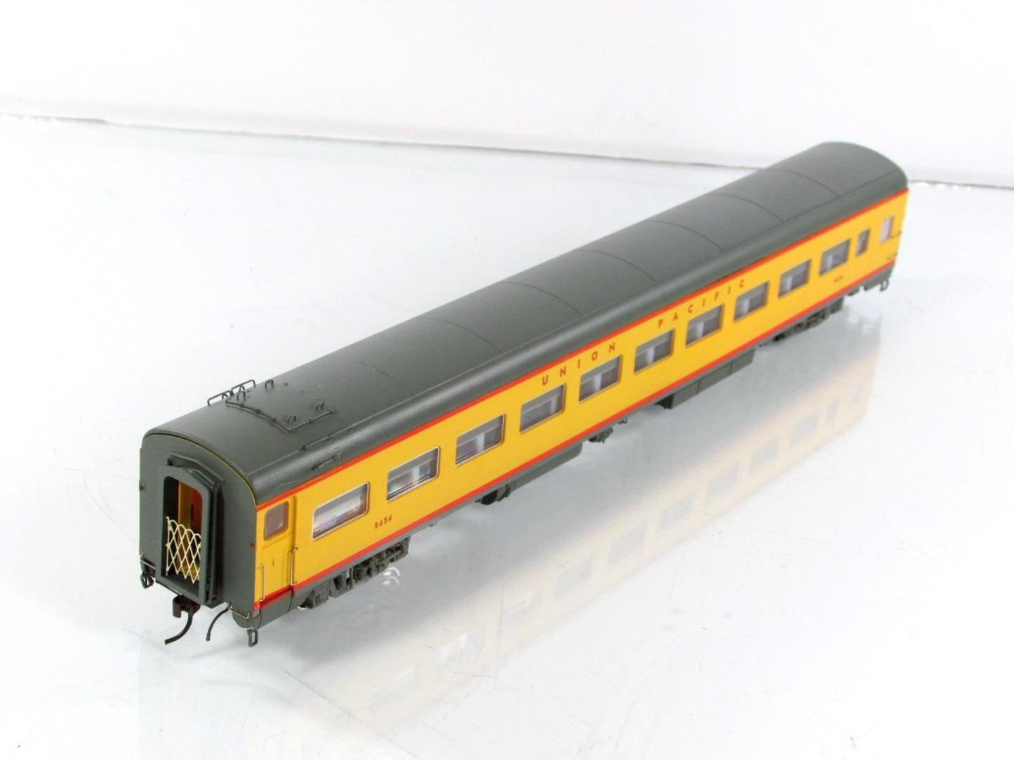 HO Scale ***UNION PACIFIC*** Lightweight Coach #5434 ---- Rapido 100064, Lighted