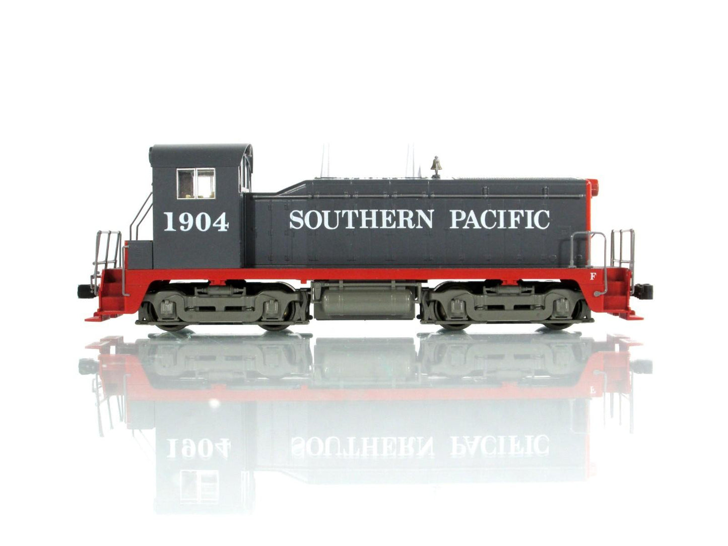 HO Scale ***SOUTHERN PACIFIC*** NW2 Phase II Locomotive, SP 1904 --- Kato 37-11B