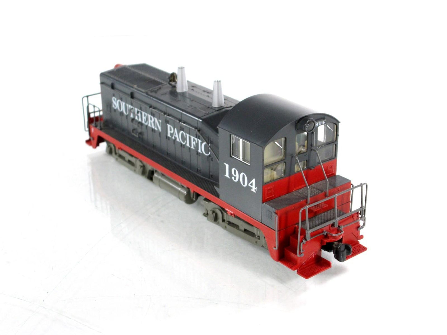 HO Scale ***SOUTHERN PACIFIC*** NW2 Phase II Locomotive, SP 1904 --- Kato 37-11B