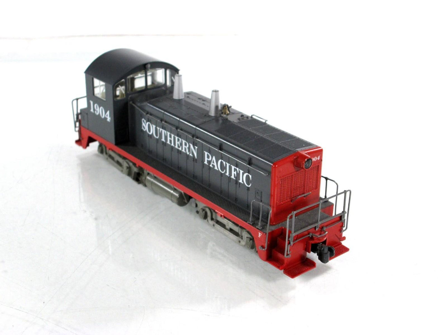 HO Scale ***SOUTHERN PACIFIC*** NW2 Phase II Locomotive, SP 1904 --- Kato 37-11B