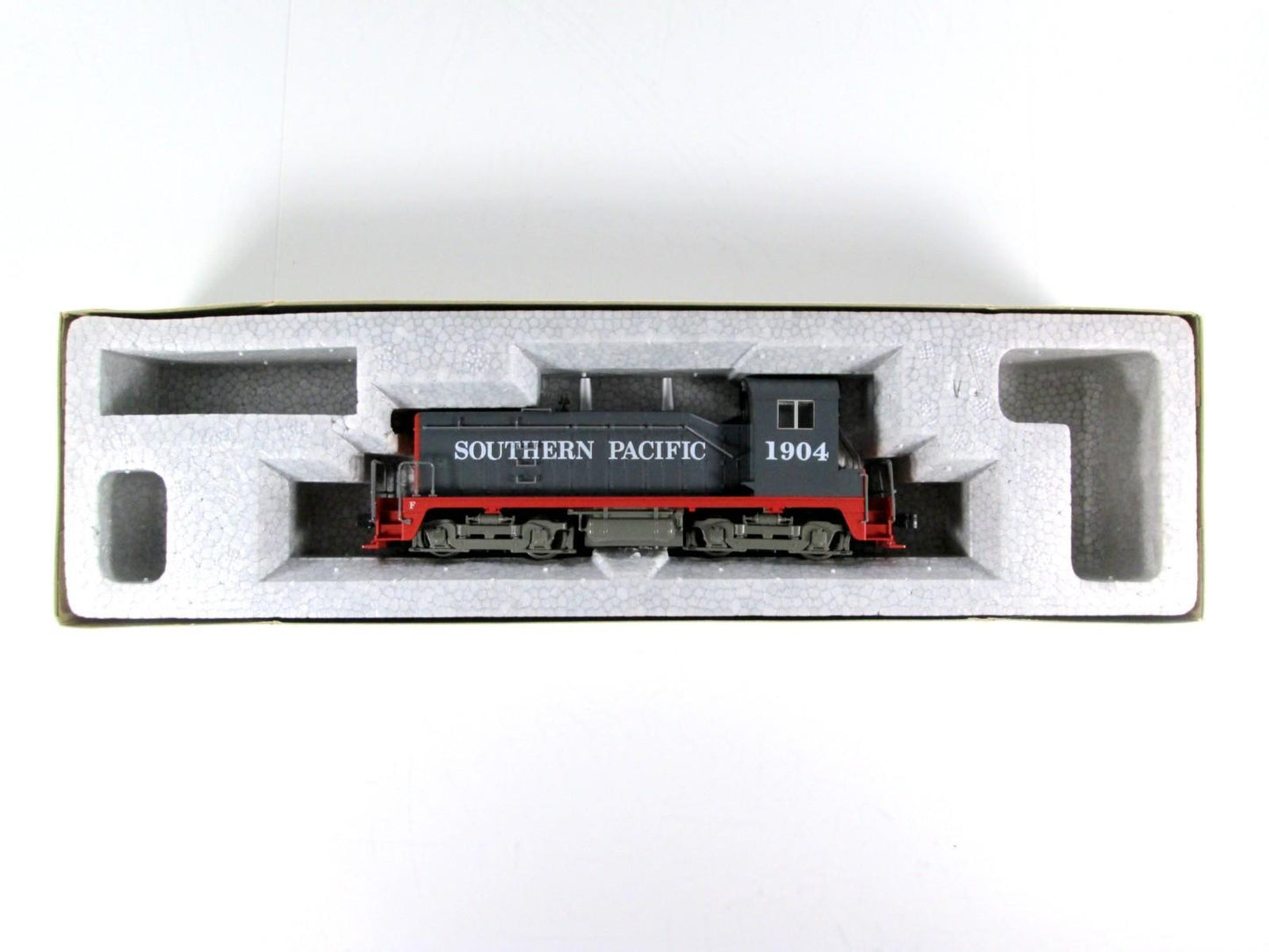 HO Scale ***SOUTHERN PACIFIC*** NW2 Phase II Locomotive, SP 1904 --- Kato 37-11B