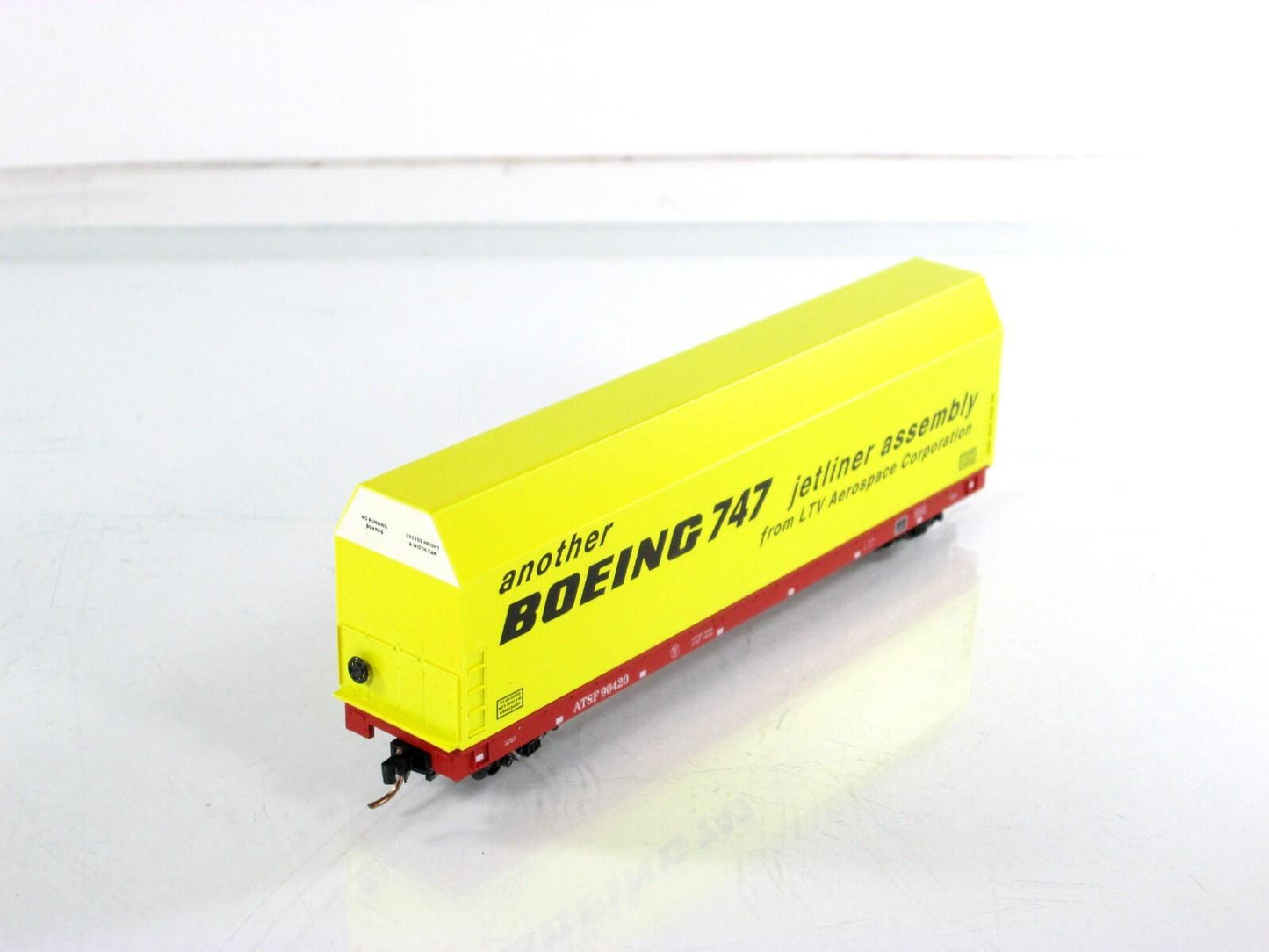 N Scale **BOEING 747 SKYBOX** Jetliner on Flat Car, ATSF 90420 - LBF,  MTL Cplrs