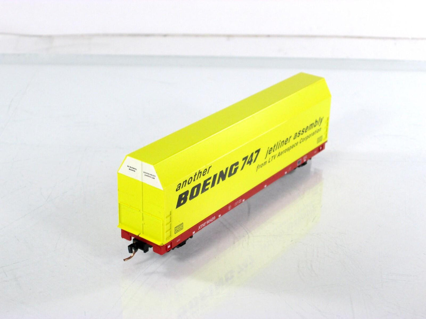 N Scale **BOEING 747 SKYBOX** Jetliner on Flat Car, ATSF 90420 - LBF,  MTL Cplrs