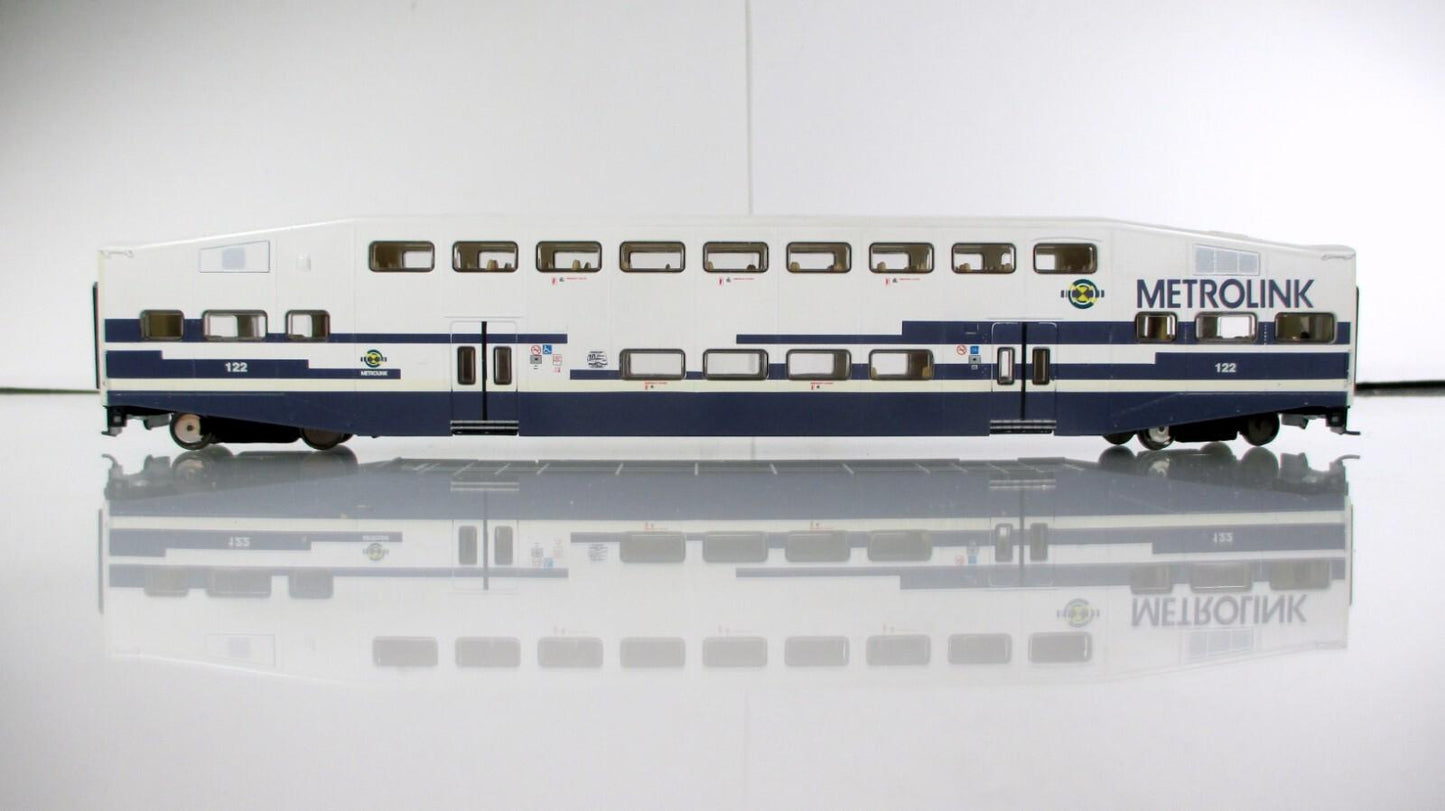 HO Scale ***METROLINK** Bombardier Passenger Commuter Coach #122 -- Athearn 2587