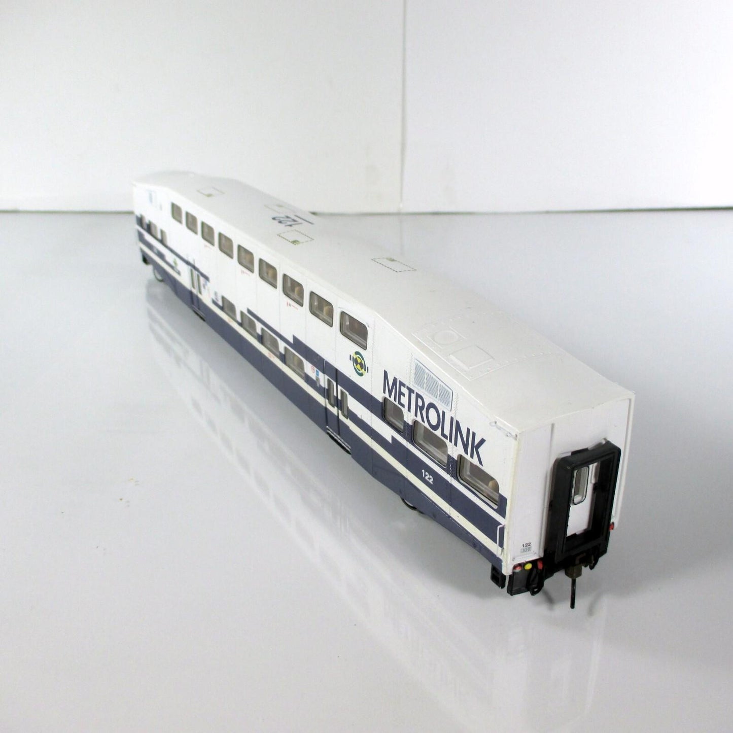 HO Scale ***METROLINK** Bombardier Passenger Commuter Coach #122 -- Athearn 2587