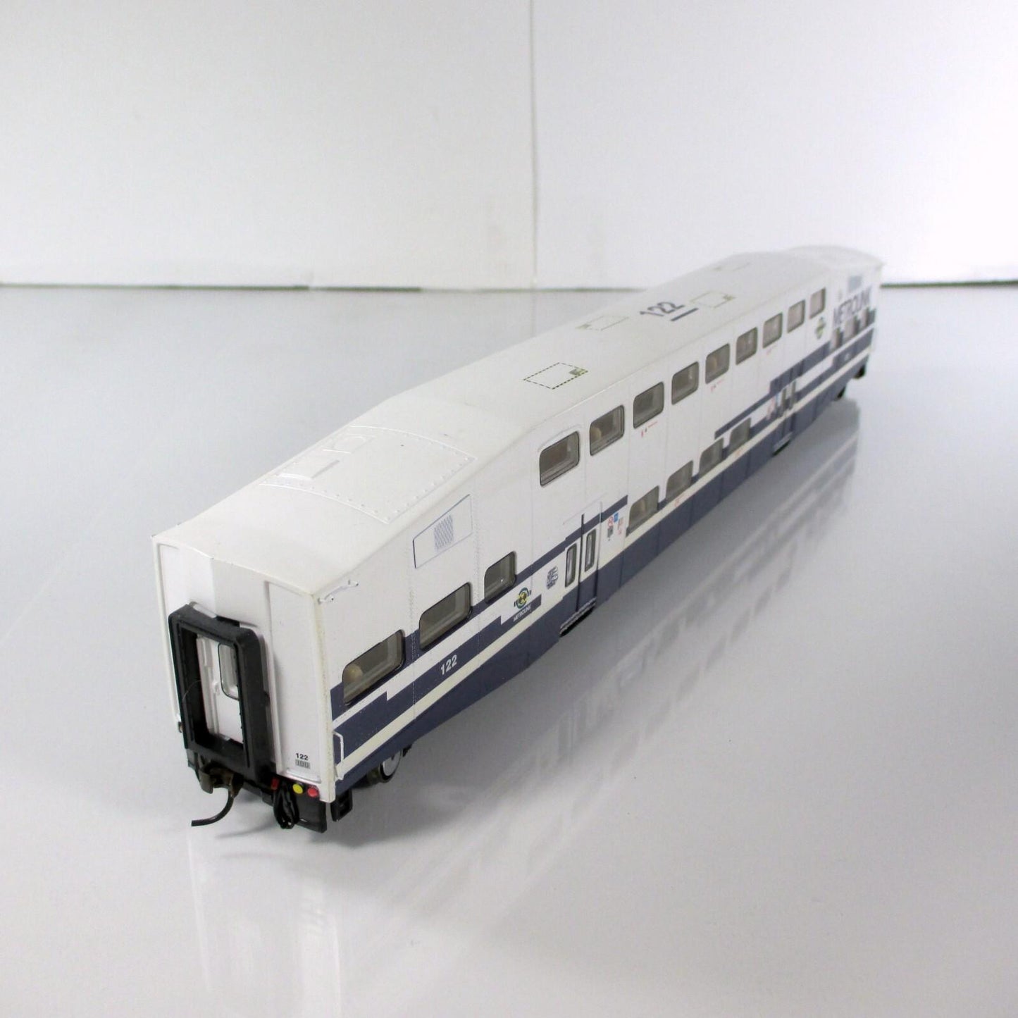 HO Scale ***METROLINK** Bombardier Passenger Commuter Coach #122 -- Athearn 2587