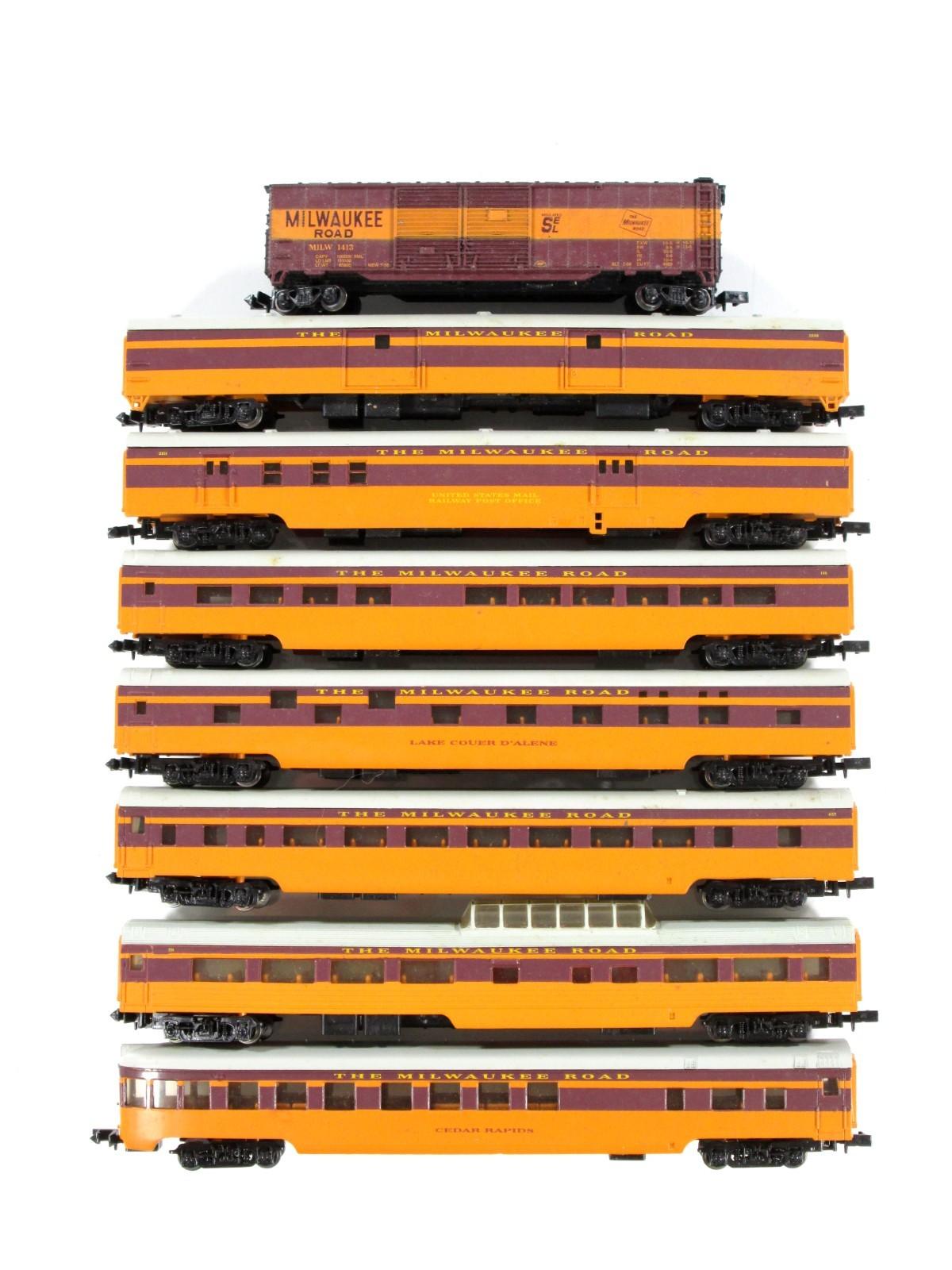 N Scale ***MILWAUKEE HIAWATHA** Box Car & 7-Passenger Car Set 1 --Con-Cor 041011
