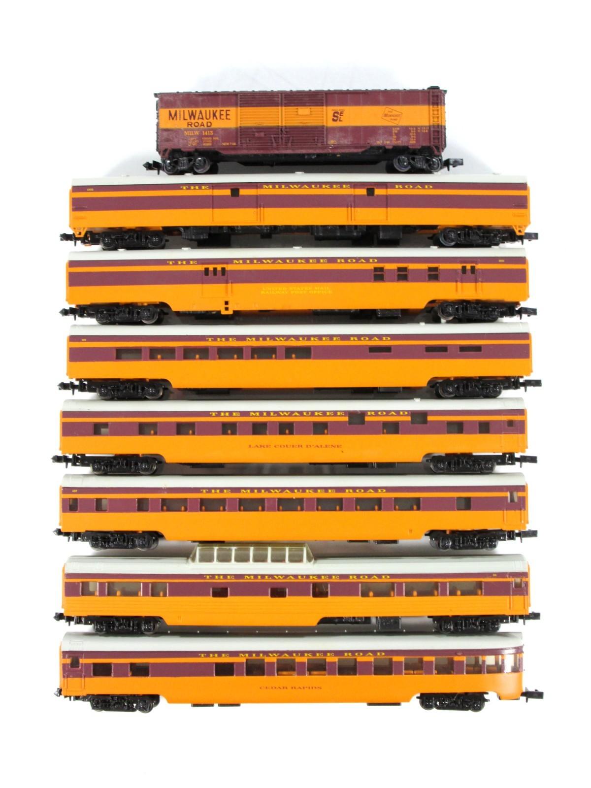 N Scale ***MILWAUKEE HIAWATHA** Box Car & 7-Passenger Car Set 1 --Con-Cor 041011