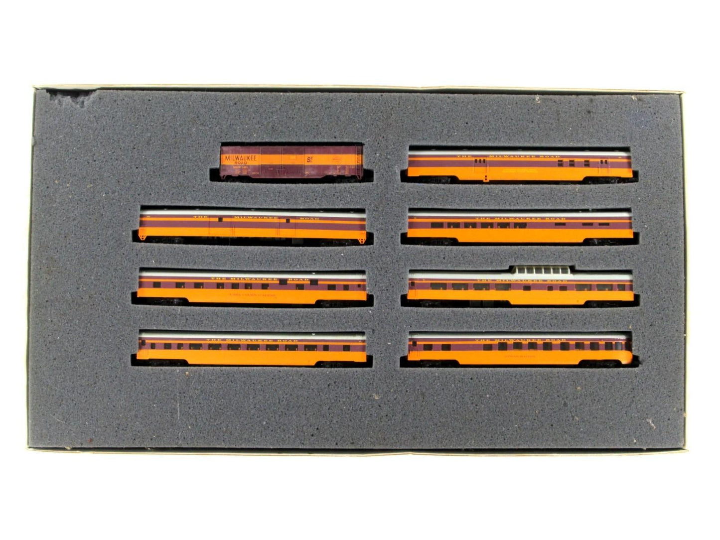 N Scale ***MILWAUKEE HIAWATHA** Box Car & 7-Passenger Car Set 1 --Con-Cor 041011