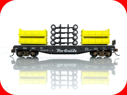 HO Scale ***RIO GRANDE*** 40' Flat Car #22318, w/ JOHN DEERE Trailers -- Athearn