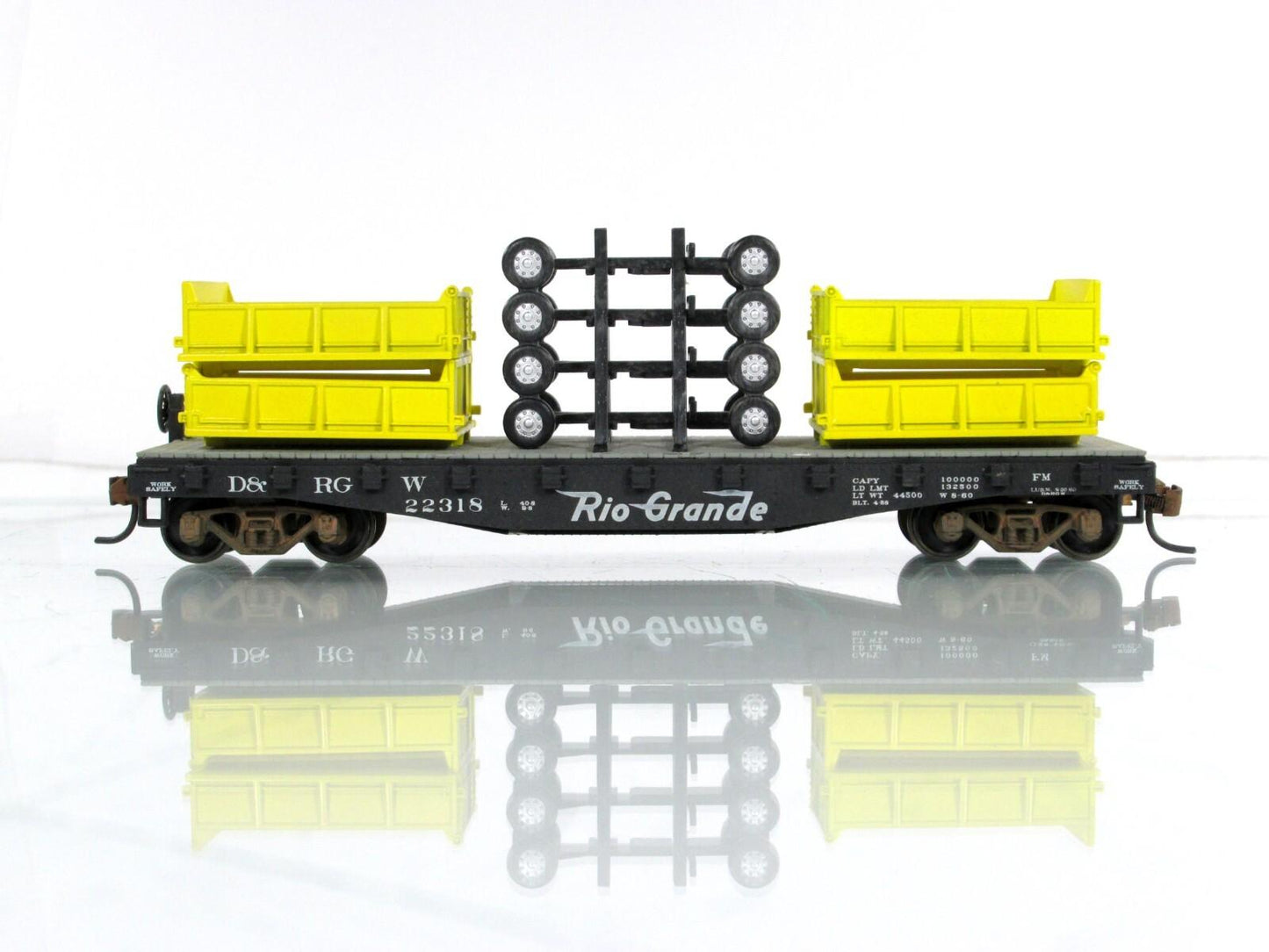 HO Scale ***RIO GRANDE*** 40' Flat Car #22318, w/ JOHN DEERE Trailers -- Athearn
