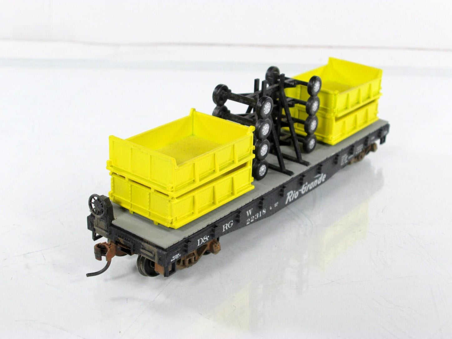 HO Scale ***RIO GRANDE*** 40' Flat Car #22318, w/ JOHN DEERE Trailers -- Athearn